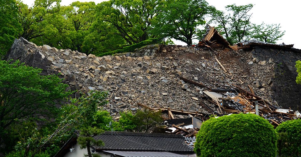崩壊した熊本城の石垣