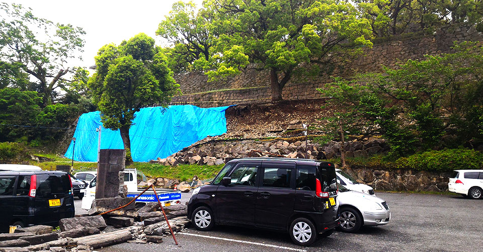 ブルーシートに覆われた熊本城石垣